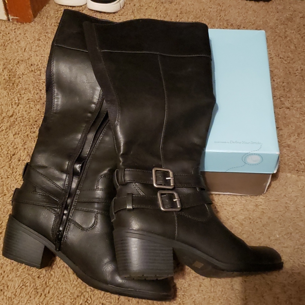 Boots 8.5 M